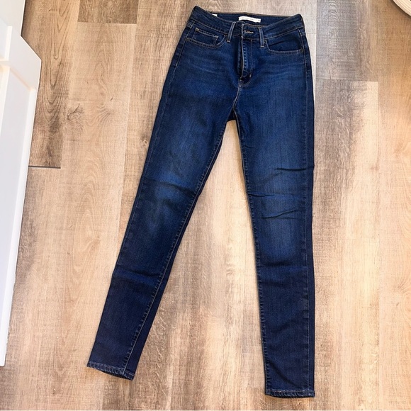 EUC Levi's 721 High Rise Skinny Jeans with Classic Denim Look - Picture 8 of 10